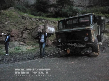 ​Qubada sürücü şəkil çəkərkən maşınla birgə dağdan çaya düşüb - FOTO
