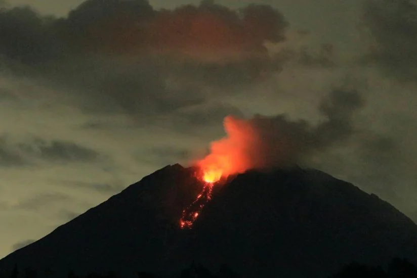 Число жертв извержения вулкана в Индонезии возросло до 34