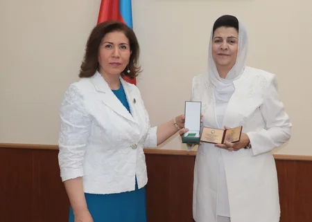 Bahar Muradova “Tərəqqi” medalı ilə təltif olunan qadınların mükafatlarını təqdim edib