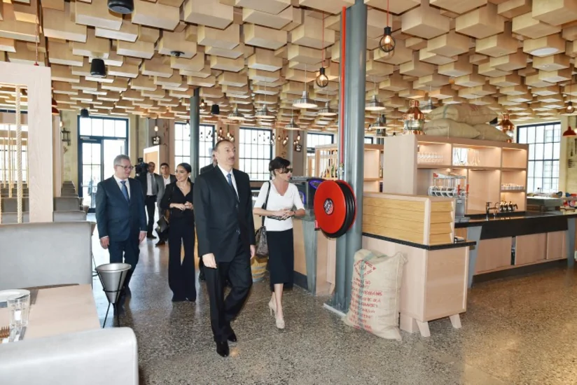 Prezident İlham Əliyev və xanımı Dövlət Bayrağı Meydanı ərazisində yeni inşa edilən restoranla tanış olublar - FOTO