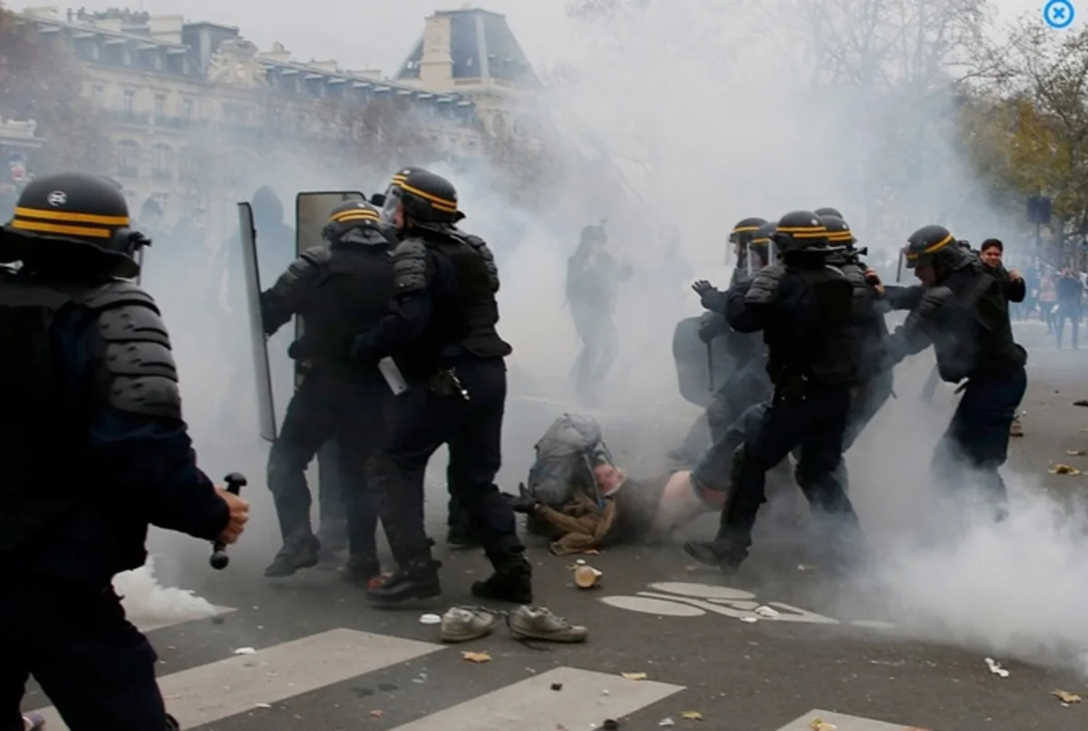 Protesters clash with police in Paris