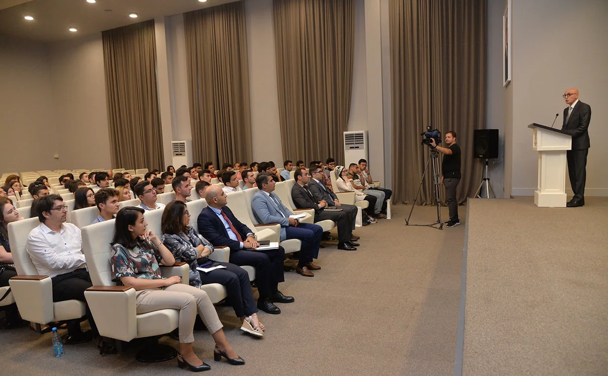 Təhsil Nazirliyində Macarıstan, Çin və Latviyada təhsil almaq üçün seçilmiş tələbələrlə görüş keçirilib