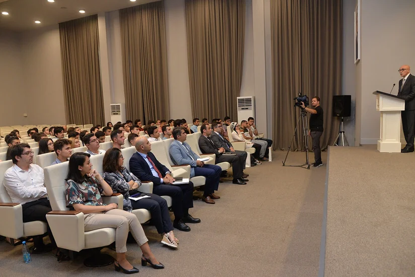 Təhsil Nazirliyində Macarıstan, Çin və Latviyada təhsil almaq üçün seçilmiş tələbələrlə görüş keçirilib