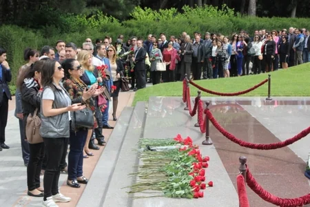 Mədəniyyət və Turizm Nazirliyinin rəhbərliyi ümummilli lider Heydər Əliyevin məzarını ziyarət edib