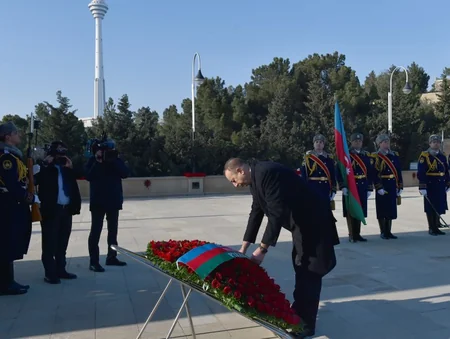 Prezident İlham Əliyev Şəhidlər Xiyabanını ziyarət edib