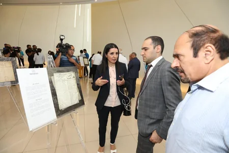 Beynəlxalq Media Forumunun iştirakçıları Azərbaycan çap mətbuatı tarixinin inciləri sərgisi ilə tanış olublar