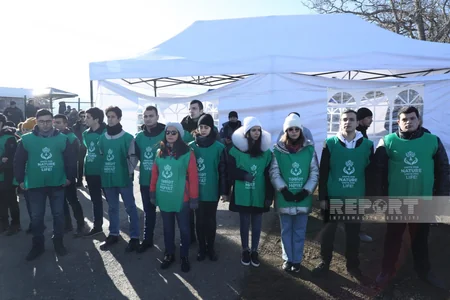 На дороге Шуша - Ханкенди продолжается акция протеста, звучит гимн Азербайджана