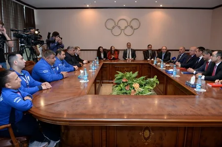 Azər Əliyev pauerliftinq üzrə paralimpiya milli komandasının üzvləri ilə görüşüb