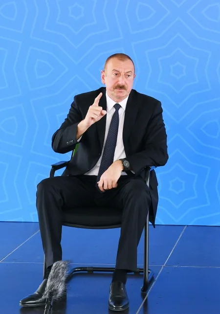 İlham Əliyev və Mehriban Əliyeva Bakıda şəhid ailələrinə, müharibə əlillərinə mənzil və avtomobillərin təqdimatında iştirak ediblər