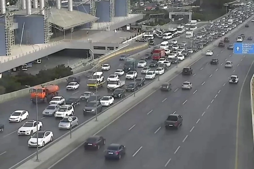 Bakının bir sıra yollarında nəqliyyatın sıxlığı müşahidə edilir