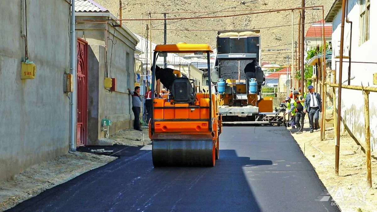 Lökbatanda uzunluğu 1 km-dən çox olan küçədə təmir işləri aparılır