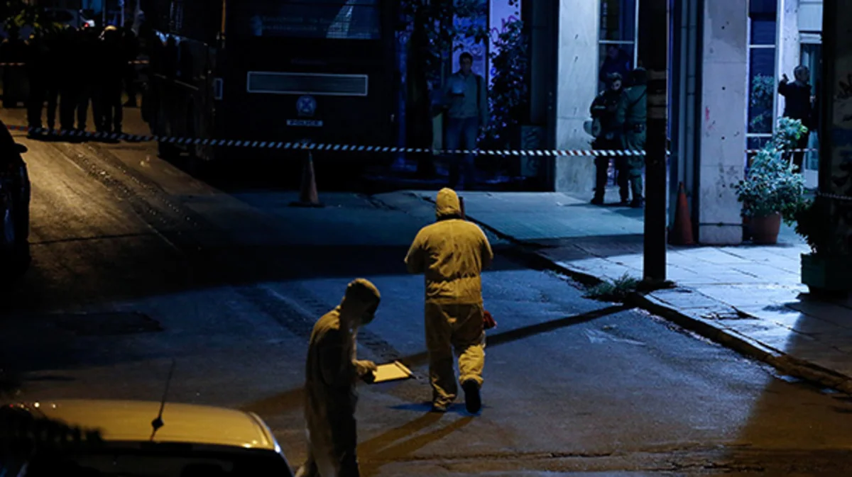 Yunanıstanda müxalifət partiyasının mərkəzi qərargahına silahlı hücum olub