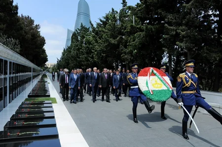Tacikistan Prezidenti Fəxri və Şəhidlər xiyabanlarını ziyarət edib - YENİLƏNİB