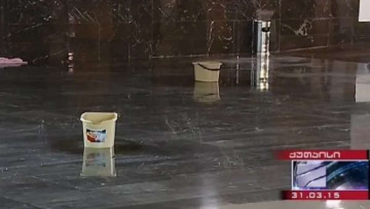​Gürcüstan parlamentinin binası damır - FOTO