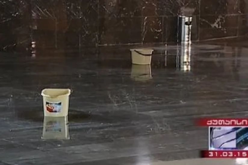 ​Gürcüstan parlamentinin binası damır - FOTO