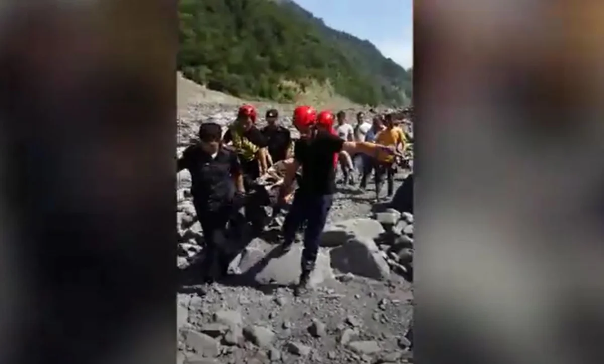 Qəbələ sakini qayalıqdan sürüşərək çaya düşüb - VİDEO