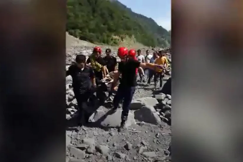 Qəbələ sakini qayalıqdan sürüşərək çaya düşüb - VİDEO
