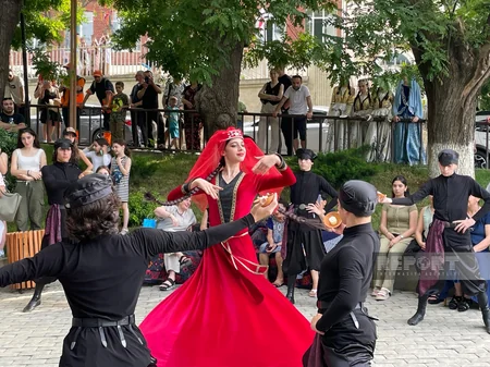 Gürcüstanda festivalda Azərbaycan xalçaları, musiqi alətləri, geyimləri nümayiş etdirilib