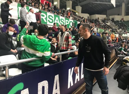 Namik Ələskərov ailəsi ilə birlikdə basketbol matçını izləyib