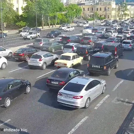 Bakının bir sıra yollarında tıxac yaranıb - SİYAHI