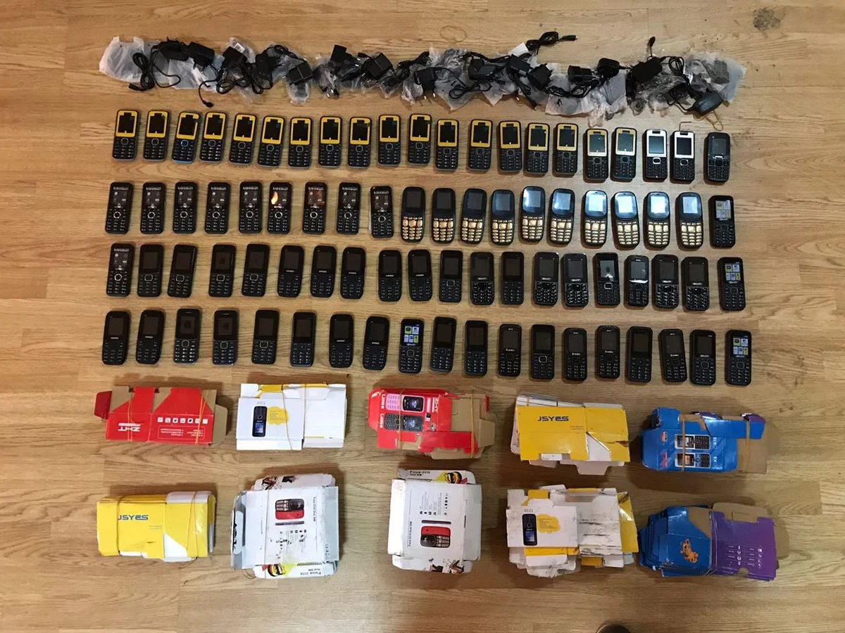 Azərbaycan gömrükçüləri avtomobilin təkərlərindən 80 ədəd mobil telefon tapıblar