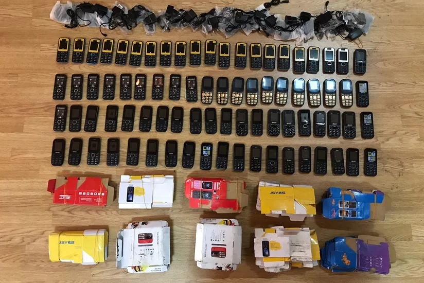 Azərbaycan gömrükçüləri avtomobilin təkərlərindən 80 ədəd mobil telefon tapıblar
