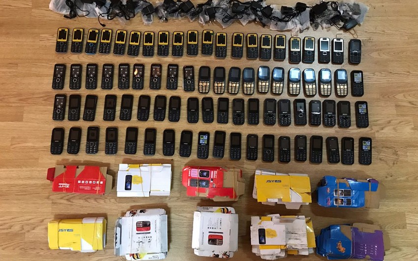 Azərbaycan gömrükçüləri avtomobilin təkərlərindən 80 ədəd mobil telefon tapıblar