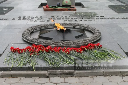 Azerbaijani delegation members lay flowers at Heydar Aliyev's monument in Astrakhan