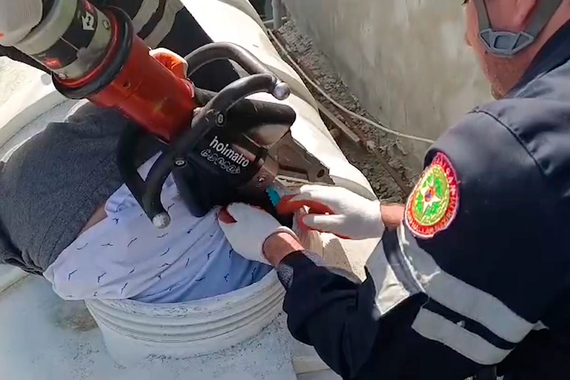 В Баку спасли мужчину, застрявшего в резервуаре с водой