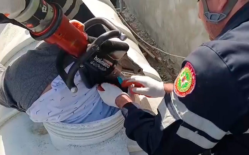Qaraçuxurda su çənində qalan vətəndaş xilas edilib
