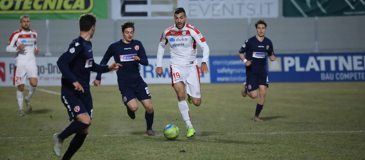 İtaliyada futbolçu meydanın özlərinə aid hissəsindən qol vurdu