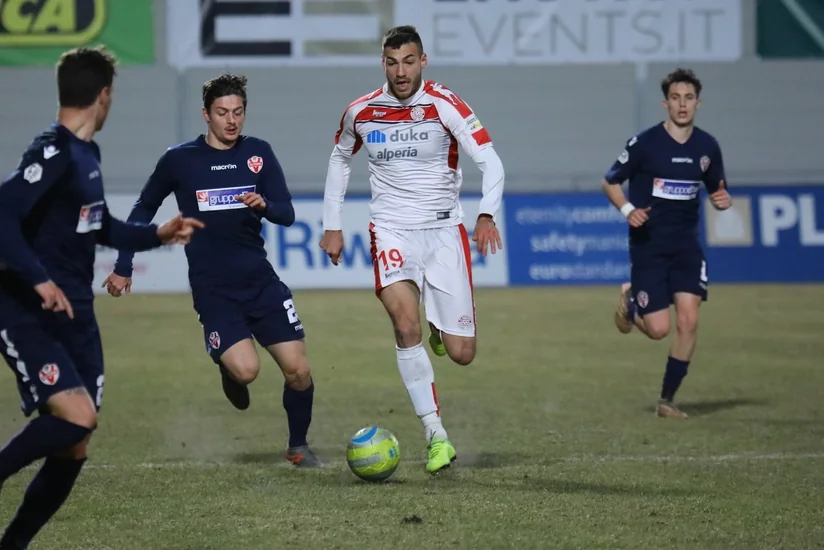 İtaliyada futbolçu meydanın özlərinə aid hissəsindən qol vurdu