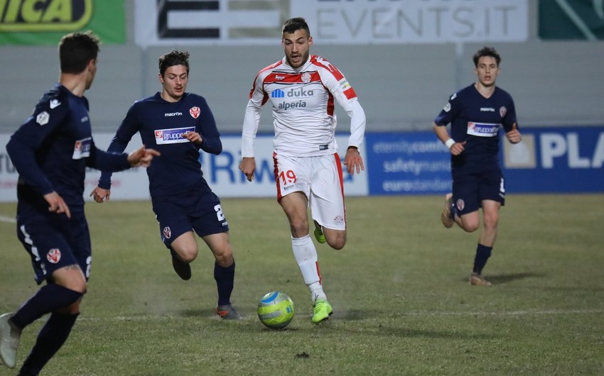 İtaliyada futbolçu meydanın özlərinə aid hissəsindən qol vurdu