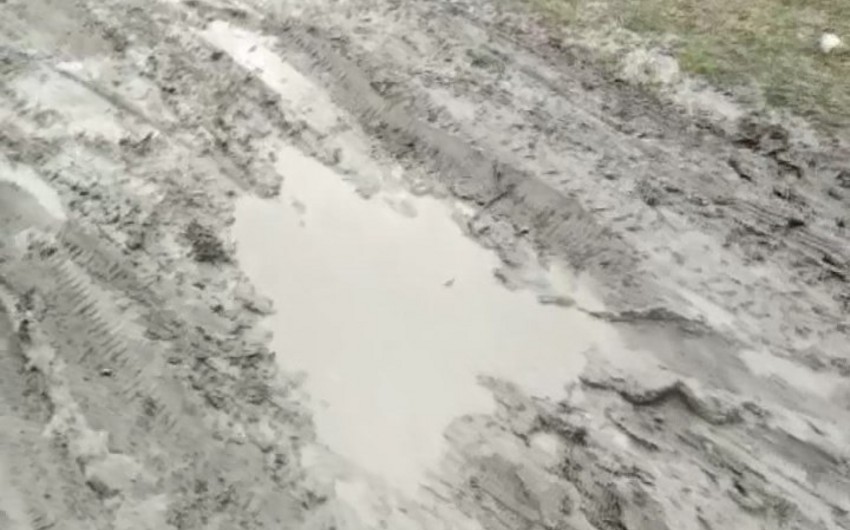 İsmayıllının Çəmənli kəndinin yolu bərbad vəziyyətə düşüb 