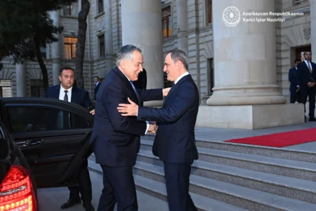 Ceyhun Bayramov tacikistanlı həmkarı ilə regional məsələləri müzakirə edib