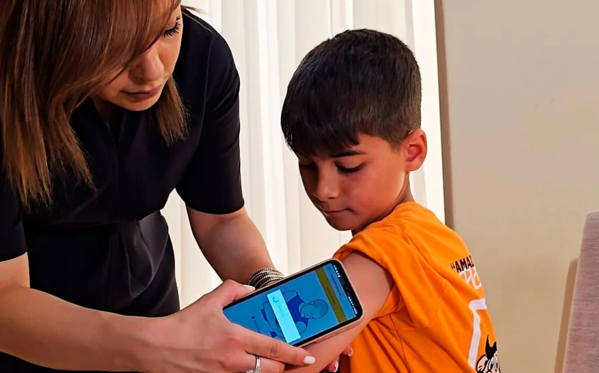 Naxçıvanda şəkərli diabetdən əziyyət çəkən uşaqlara pulsuz müasir qlükoz sensor cihazları təqdim olunub