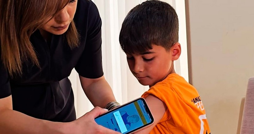 Naxçıvanda şəkərli diabetdən əziyyət çəkən uşaqlara pulsuz müasir qlükoz sensor cihazları təqdim olunub