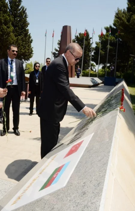 Ərdoğan Fəxri xiyabanı və Şəhidlər xiyabanını ziyarət edib