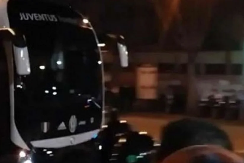 Возле автобуса с игроками Ювентуса взорвали бумажную бомбу