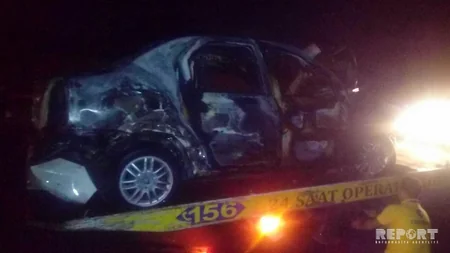 Bakıda avtomobil qəzaya uğrayaraq yanıb, xəsarət alan var