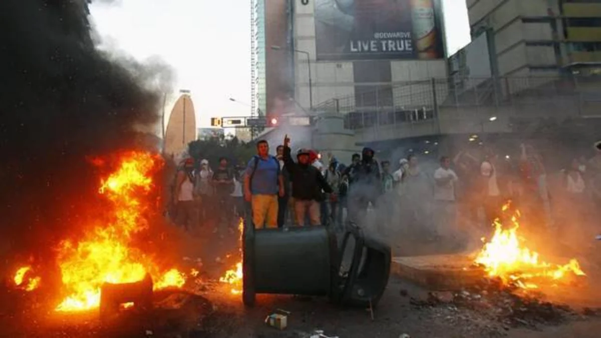 Caracas witnesses new clashes, accompanied by explosions, amid protests -VIDEO - PHOTO