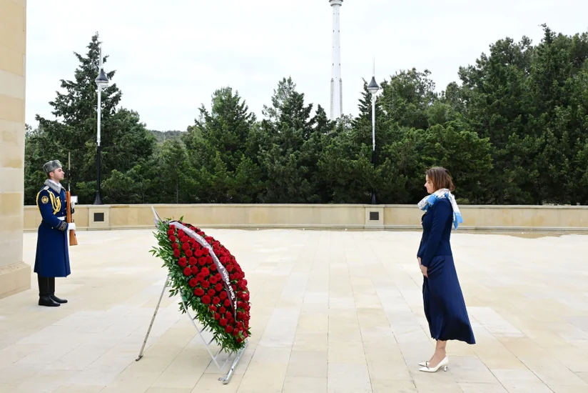 Sloveniya Baş nazirinin müavini Bakıda Şəhidlərin xiyabanını və Mehdi Hüseynzadənin abidəsini ziyarət edib