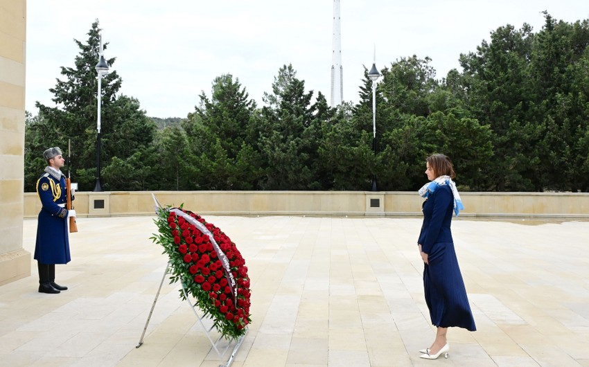 Slovenian deputy PM visits Martyrs' Alley and Mehdi Huseynzada's monument