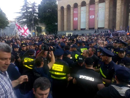 Tbilisidə aksiya iştirakçıları Rustaveli prospektini bağlayıblar
