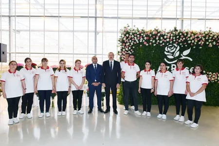 Prezident Qəbələdə gülçülük istixanası ilə tanış olub - YENİLƏNİB