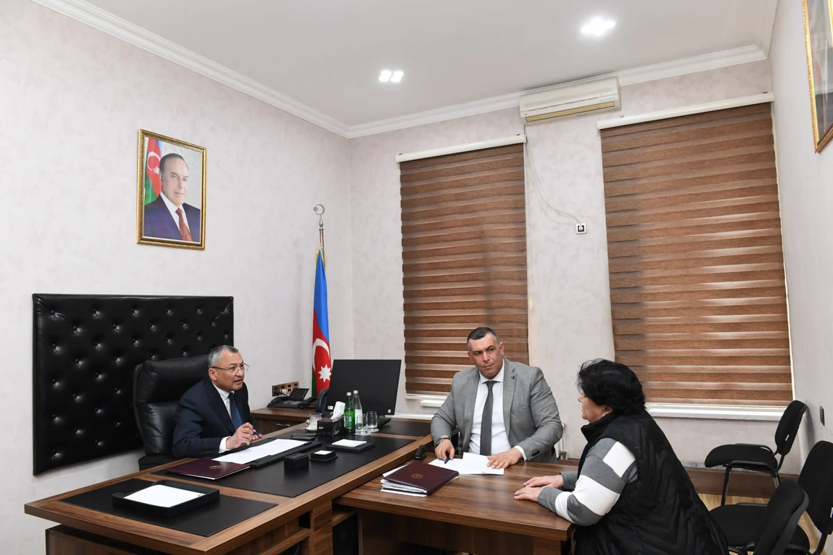 Rövşən Rzayev vətəndaşları qəbul edib