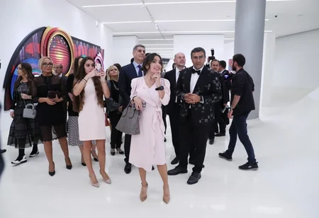 Heydər Əliyev Mərkəzində Türkiyənin tanınmış rəssamı Ahmet Güneştekinin fərdi sərgisi açılıb - FOTO