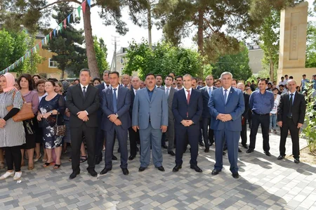 Mikayıl Cabbarov Sabirabaddakı orta məktəbdə Son zəng tədbirində iştirak edib