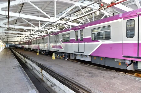 Prezident İlham Əliyev paytaxta gətirilən yeni metro qatarlarında yaradılan şəraitlə tanış olub