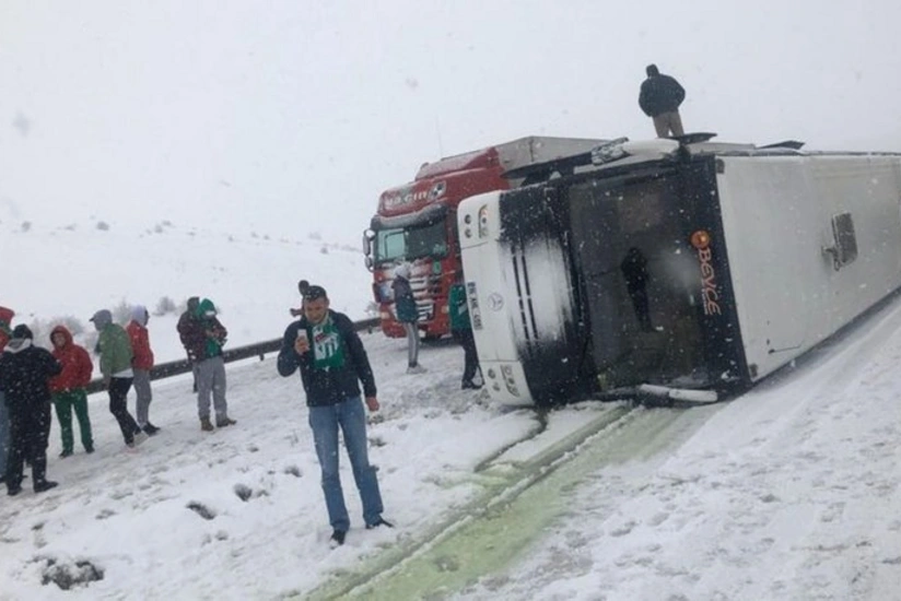 Bursaspor azarkeşləri qəzaya düşdü, yaralanan var - FOTO - VİDEO